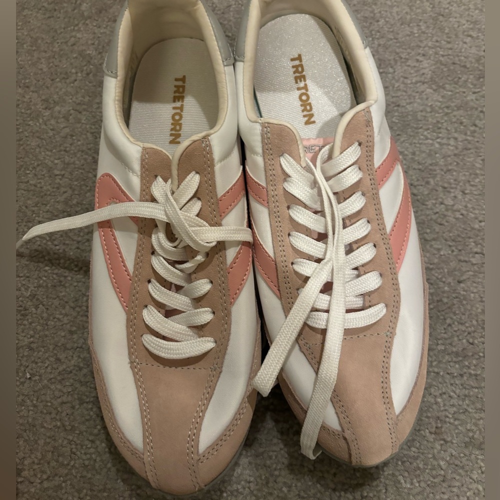 Casual tennis shoee